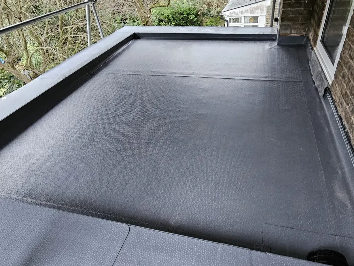 Finished single-ply flat roof with parapet edge on a residential extension